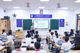 Une « classe numérique Google », un espace qui suscite la passion et développe les compétences numériques fondamentales chez les élèves. Photo : VNA.