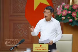 Le Premier ministre Lê Minh Hung lors d'une séance de travail avec la Banque d’État du Vietnam. Photo : VNA