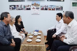 Le président Luong Cuong rencontre des proches du président du Conseil des affaires d'État, Vo Chi Cong. Photo : VNA