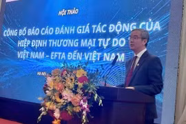 Dao Ngoc Tien, vice-recteur de l'Université du commerce extérieur, prend la parole lors de l'événement. (Photo : doanhnghiepvn.vn)