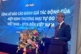 Dao Ngoc Tien, vice-recteur de l'Université du commerce extérieur, prend la parole lors de l'événement. (Photo : doanhnghiepvn.vn)