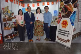 Des produits vietnamiens sont mis en avant lors d'une foire commerciale au Chili en 2025. (Photo : VNA)