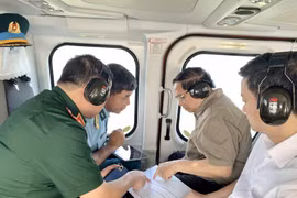 Le Premier ministre Pham Minh Chinh inspecte, depuis un hélicoptère, l’autoroute Ca Mau – Dat Mui, la liaison routière vers l’île de Hon Khoai et le port polyvalent à double usage de Hon Khoai. Photo : VNA 