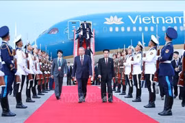Le secrétaire général du Parti communiste du Vietnam, To Lam, est arrivé à 6h30 (heure locale), à l'aéroport international de Pyongyang pour entamer sa visite d’État en République populaire démocratique de Corée. Photo : VNA