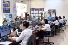 Des cadres et fonctionnaires de la commune de Chuyên My, à Hanoï, servent la population avec dévouement et facilitent les démarches des habitants. Photo : VNA