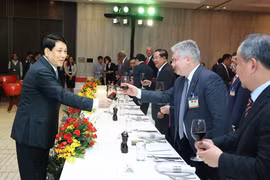 Le président Luong Cuong donne un banquet en l’honneur des chefs de délégations étrangères pour le 50e anniversaire de la réunification. Photo : VNA