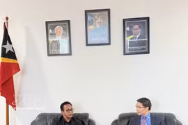 Le chargé d'affaires du Vietnam au Timor-Leste, Pham Binh Dam, (droite) et le ministre de la Justice du Timor-Leste, Sergio de Jesus Fernandes da Costa Hornai, Photo : VNA