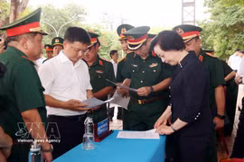 Le général de division Trần Chí Tâm rend compte à la vice-Première ministre Phạm Thị Thanh Trà des préparatifs de la cérémonie de lancement des opérations de recherche et de rapatriement des restes des martyrs au parc Lê Thi Riêng. Photo : VNA
