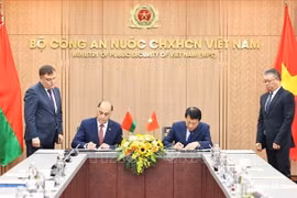 Le ministre vietnamien de la Sécurité publique, le général Luong Tam Quang (droite) et le secrétaire d'État du Conseil de sécurité de la Biélorussie, Volfovich Aleksandr Grigorievich signent un protocole d'accord portant création d'un groupe de travail conjoint visant à élargir et à renforcer la coopération en matière de sécurité. Photo : VNA