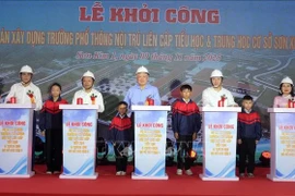 Le vice-Premier ministre Nguyen Hoa Binh et des délégués à la cérémonie de mise en chantier de l’école polyvalente interne primaire-secondaire de Son Kim 1. Photo : VNA
