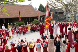 Des élèves de la ville de Viet Tri expérimentent le chant Xoan aux côtés des artisans des troupes Xoan originelles au temple communal de Hung Lo. Photo : VNA
