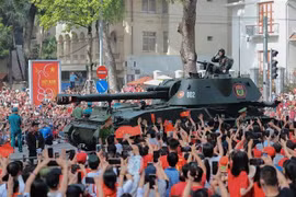 Les formations de chars et de véhicules blindés sont accueillies par la foule. (Photo : VNA)