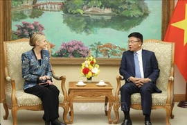 Le vice-Premier ministre Le Thanh Long et Susan Pointer, vice-présidente d'Amazon en charge des politiques publiques internationales et des affaires gouvernementale. Photo : VNA