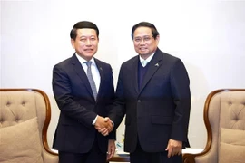 Le Premier ministre Pham Minh Chinh (droite) et le vice-Premier ministre lao Saleumxay Kommasith. Photo : VNA