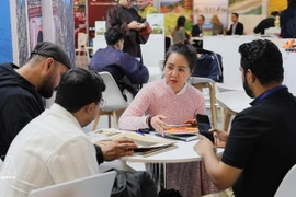 Un représentant d'une entreprise vietnamienne présente ses produits à l'ITB Berlin 2026. (Photo : VNA)