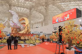 Les grandes installations décoratives prennent progressivement forme, créant des points d’attraction visuelle dans l’espace de la foire. Photo : VNA