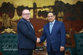 Le Premier ministre Pham Minh Chinh (à droite) et le président du Comité d'expertise médico-légale de l'État biélorusse, Volkov Alexei Aleksandrovich, lors de leur rencontre le 2 avril (Photo : VNA)