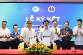 Des représentants du département de la santé de Hanoï et du Centre national de coordination des transplantations d'organes ont signé un protocole d'accord à Hanoï lundi. Photo vietnamplus.vn