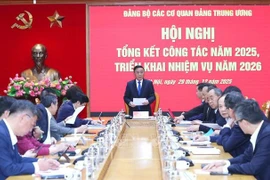 Tran Cam Tu, membre du Politburo et membre permanent du Secrétariat du Comité central du Parti, a souligné l'importance de poursuivre l'amélioration de la qualité du travail de conseil stratégique des agences centrales du Parti. Photo : VNA