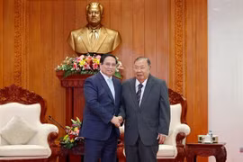 Le Premier ministre Pham Minh Chinh rencontre l'ancien secrétaire général du Parti et ancien président du Laos Bounnhang Vorachit (droite). Photo : VNA