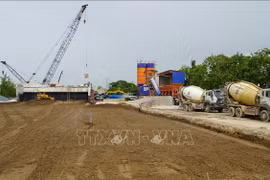 Le gouvernement accorde une priorité marquée au delta du Mékong en investissant dans des infrastructures de transport synchronisées et modernes. Photo :VNA
