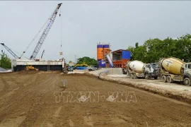 Le gouvernement accorde une priorité marquée au delta du Mékong en investissant dans des infrastructures de transport synchronisées et modernes. Photo :VNA
