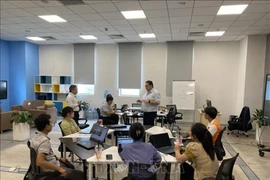 Le modèle de « classe numérique » est présenté à l’Université vietnamo-allemande. Photo / VNA