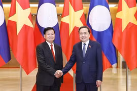 Le président de l'AN du Vietnam, Tran Thanh Man, et le secrétaire général du Parti et président du Laos, Thongloun Sisoulith. Photo : VNA