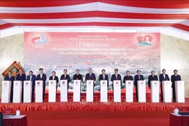 Le secrétaire général du Parti, To Lam (au centre), assiste le 28 janvier à la cérémonie de pose de la première pierre de l'internat primaire et secondaire de Truong Ha, dans la commune de Truong Ha, province de Cao Bang (Nord). Photo : VNA