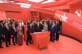 Des dirigeants lao et cambodgiens visitent l'exposition des 80 ans de réussites nationales du Vietnam. Photo : VNA