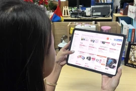 Plus de 3,9 millions d'articles ont été vendus via les plateformes de commerce électronique l'an dernier, soit une hausse de 15,2 %. Photo VNA
