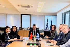 L'ambassadrice du Vietnam en Grèce, Pham Thi Thu Huong travaille avec avec le ministre grec des Migrations et de l'Asile, Athanasios Plevris. Photo : VNA