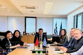L'ambassadrice du Vietnam en Grèce, Pham Thi Thu Huong travaille avec avec le ministre grec des Migrations et de l'Asile, Athanasios Plevris. Photo : VNA