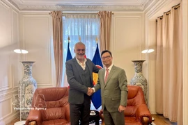 L’ambassadeur du Vietnam en France, Trinh Duc Hai, (droite) et Taylan Coskun, membre du Politburo du Parti communiste français (PCF) chargé des relations avec le Vietnam. Photo : VNA
