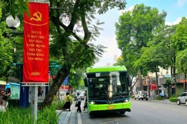 Hanoï lance six nouvelles lignes de bus, reliant directement le centre d'exposition du Vietnam. Photo : Nhân Dân