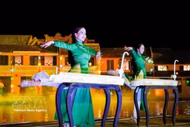 « Ký ức Hội An » – un spectacle artistique immersif haut en couleurs, présenté sur une scène en plein air de 25.000 m², mobilisant près de 500 artistes et combinant de multiples formes d’expression artistique. Photo : VNA