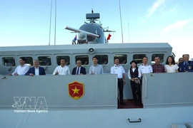 Des responsables et membres du personnel des représentations du Vietnam, ainsi que des représentants de la communauté vietnamienne en Australie, visitent le navire 016–Quang Trung. Photo : VNA 