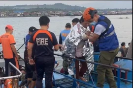 Des sauveteurs portent secours aux survivants après le naufrage d'un ferry transportant plus de 300 personnes au large de l'île de Basilan, tôt le 26 janvier. (Photo : aljazeera.com)