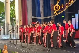 L'équipe de la Chorale senior du CEAO du Canada, dirigée par Maxime Bégin, se produit lors de la cérémonie de remise des prix. (Photo : VNA)