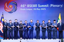 Les dirigeants lors de la session plénière du 46e sommet de l'ASEAN à Kuala Lumpur le 26 mai (Photo : VNA)