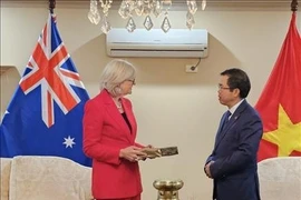 L'ambassadeur du Vietnam en Australie, Pham Hung Tam (droite) et la Gouverneure générale d’Australie, Sam Mostyn. Photo : VNA