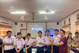 Dang Thi Hai Tam, Consule générale du Vietnam à Savannakhet remet des prix aux équipes les plus performantes. Photo : VNA 