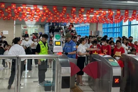 Un grand nombre de personnes ont emprunté le métro Cat Linh - Ha Dong pour se rendre sur place et assister à la répétition générale du défilé et de la procession organisés à l'occasion de la Fête nationale. (Photo : VNA)
