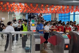 Un grand nombre de personnes ont emprunté le métro Cat Linh - Ha Dong pour se rendre sur place et assister à la répétition générale du défilé et de la procession organisés à l'occasion de la Fête nationale. (Photo : VNA)