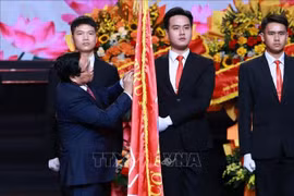 Le Premier ministre Pham Minh Chinh remet à la VOV l’Ordre de Hô Chi Minh, haute distinction décernée par le Parti et l’État. Photo : VNA