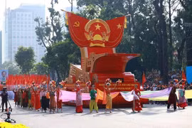 Le défilé commémoratif marquant le 50e anniversaire de la Libération du Sud et de la Réunification nationale (30 avril 1975-2025) s'est déroulé avec solennité et émotion. Photo : VNA