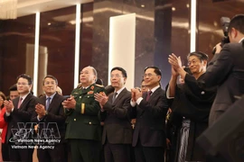 De gauche à droite : le ministre des Sciences et des Technologies Nguyen Manh Hung (quatrième), le vice-Premier ministre Bui Thanh Son (cinquième), l’ambassadeur du Japon Ito Naoki (sixième) et des délégués lors de la réception donnée à Hanoï le 3 mars pour célébrer le 66e anniversaire de Sa Majesté l’empereur Naruhito. (Photo : VNA)