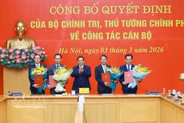 Le Premier ministre Pham Minh Chinh (au centre) présente les décisions relatives aux affaires de personnel aux fonctionnaires le 3 mars. (Photo : VNA)