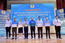 Le titulaire d’un master Nguyên Duc Tai (à l’extrême gauche) reçoit le certificat du Travail créatif 2025, décerné par la Confédération générale du travail du Vietnam, en récompense de son innovation intitulée « Robot caméra à trois axes de translation ». Photo :VNA.