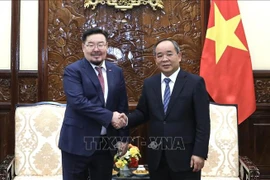 Le chef du bureau présidentiel du Vietnam Le Khanh Hai (droite) et son homologue mongol Gombojav Zandanshatar, en visite au Vietnam du 9 au 14 janvier. Photo : VNA